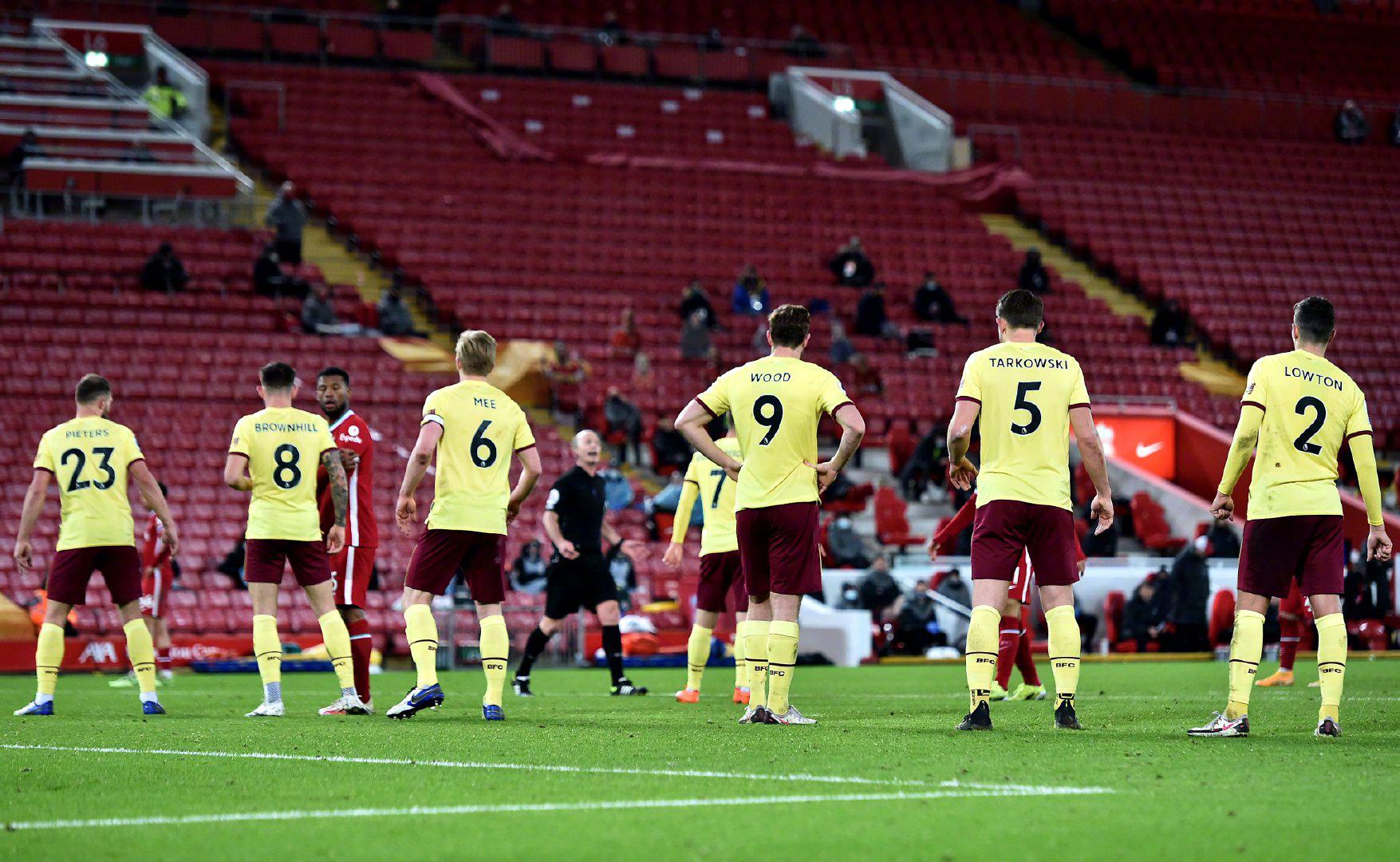 爵士爆冷擒火箭+当湖人侠湖人重回西部第4 和掘金相差2个胜场.